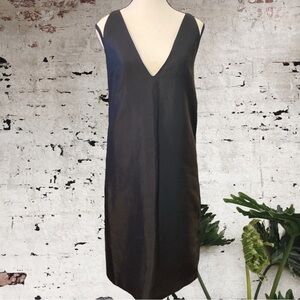 𝅺BLAQUE LABEL - black deep v sleeveless mini dress  with pockets. Size small